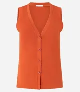 Blusa estilo chaleco, confeccionada en ribana negra, con abotonado delantero, sin mangas y con textura acanalada.
