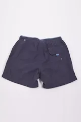 Short de baño color rosado, con cintura elástica y cordón ajustable. Cuenta con dos bolsillos laterales, un bolsillo trasero y suspensor interno.