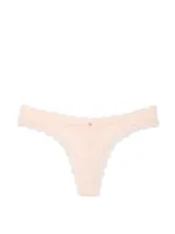 Panty tipo tanga de tiro bajo color rosado, confeccionado en microfibra suave con detalles de encaje y roseta decorativa en la parte frontal.