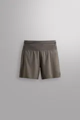 Short deportivo de trail running confeccionado en tejido técnico elástico con textura. Presenta una cintura elástica ancha con compartimentos integrados, bolsillo trasero con cierre y aberturas laterales en el bajo.