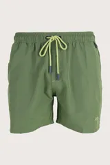 Short de baño verde oliva para hombre, con cintura elástica ajustable con cordón color verde claro y logo bordado en la pierna.