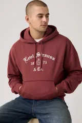 Hoodie Levi's color bordó con capucha ajustable mediante cordones, bolsillo tipo canguro y estampado gráfico delantero en color blanco con tipografía gótica y la inscripción "Levi Strauss & Co. 1873".