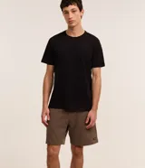 Bermuda masculina de corte slim, confeccionada en tejido de algodón con felpa. Presenta cintura elástica con cordón ajustable, bolsillos laterales y una pequeña etiqueta aplicada en el ruedo.