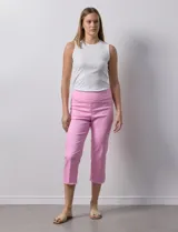 Pantalón capri blanco de tencel elastizado, marca Ruby Rd. Tiene pretina ancha elastizada, bolsillos simulados delanteros, bolsillos aplicados traseros, corte recto y terminación de ruedo desflecado.