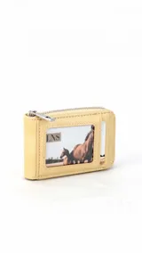 Tarjetero de diseño compacto en color tostado, con cierre perimetral metálico y visor frontal transparente para identificación o tarjetas.