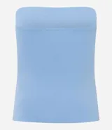 Top strapless (sin breteles) de color celeste claro, ajustado al cuerpo.