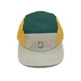 Gorra de 5 paneles con diseño tricolor en verde, amarillo y beige. Presenta visera plana, corona baja y bordado frontal con el logo de la marca.