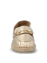Alpargatas tipo mocasín color dorado metalizado, con detalle de herraje metálico en el empeine y suela de yute con base de goma.