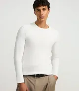 Remera de algodón color blanco, corte slim, cuello redondo y manga larga.