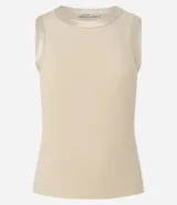 Top sin mangas color beige claro, con cuello redondo y sisas con detalle de satén.