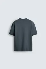Camiseta de corte relajado confeccionada en tejido interlock de algodón con elasticidad, presenta cuello redondo y manga corta.