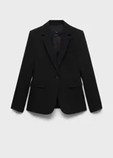 Blazer de corte entallado con solapas de muesca, cierre frontal de un botón, hombros estructurados y mangas largas con puños abotonados. Cuenta con dos bolsillos de ribete delanteros y un bolsillo de ribete en el pecho.