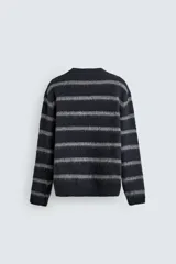 Jersey de punto con acabado cepillado, cuello redondo y manga larga. Presenta un corte boxy fit con terminaciones en rib.