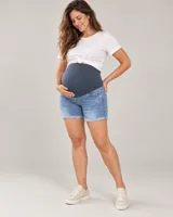 Short de jean maternal azul lavado, con dobladillo en las piernas y faja elástica integrada de color gris para soporte abdominal.