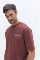 Remera de manga corta color bordó con cuello redondo y estampa tipográfica en la espalda.