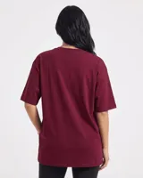 Remerón oversize de algodón color bordó, con cuello redondo y mangas cortas amplias.