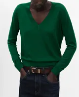 Jersey de punto fino color verde, de corte recto, con cuello en V y manga larga.
