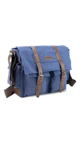 Morral de tela canvas color gris con detalles en cuero marrón, con tapa y doble bolsillo frontal, trasero y laterales. Interior espacioso con compartimento para notebook de 15". Correa de galón regulable para mayor comodidad.