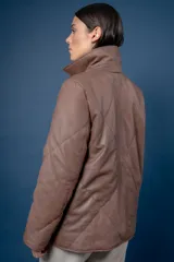 Campera de cuero azul con acabado gastado, diseño acolchado con costuras en forma de rombos, cierre frontal completo y bolsillos laterales.
