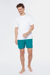 Short de baño liso color verde esmeralda, con cintura elástica y cordón ajustable.