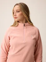 Buzo de polar con cuello alto y medio cierre frontal. Presenta un diseño de manga larga con puños elásticos y logo bordado en el pecho.