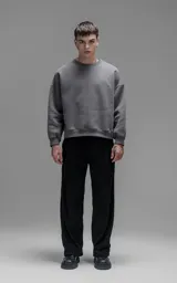 Pantalón de corte recto confeccionado en corderoy premium de textura suave. Presenta diseño clásico con cuatro bolsillos, presillas para cinturón y cierre frontal con botón.
