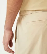 Bermuda slim negra de poliamida con elástico en la cintura, cierre con cremallera y bolsillos laterales.