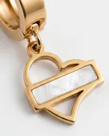 Caravanas tipo argolla con dije colgante en forma de corazón calado con incrustación de nácar, realizadas en acero dorado.