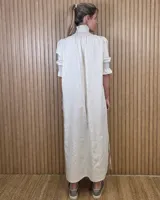 Vestido midi marrón con textura sutil, cuello alto fruncido, cierre frontal con botones y mangas cortas abullonadas con elástico.