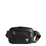 Riñonera de cuero sintético texturizado en color negro, con cierre frontal y compartimento principal. Presenta aplique metálico con logo de la marca y correa ajustable de cinta negra.