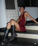 Vestido corto color bordó con escote halter, espalda descubierta y falda con volados.