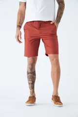 Bermuda tipo chino de gabardina, con bolsillos laterales y traseros, cierre de cremallera y botón, y pasacintos en la cintura. Presenta un diseño clásico con logo bordado.