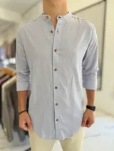 Camisa de lino color celeste con cuello mao y botones frontales de madera.