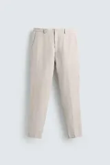 Pantalón de traje regular fit confeccionado en tejido de lino, con bolsillos laterales y bolsillos traseros de vivo con botón. Presenta cierre frontal con cremallera y botón.