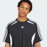 Remera Adidas Adicolor Teamgeist de ajuste holgado, color negro con detalles en blanco. Presenta cuello redondo, las icónicas tres tiras en las mangas y el logo del trébol en el pecho.