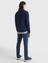 Cárdigan Tommy Hilfiger de hombre, color azul marino, con cuello levantado de punto acanalado y cierre de cremallera frontal. Confeccionado en mezcla de algodón pima orgánico y cachemira, presenta cinta distintiva en la nuca y logo bordado en el pecho.