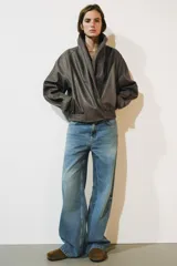Jeans de tiro bajo y diseño wide leg de la colección ZW Collection de Zara, con efecto lavado, cinco bolsillos, trabillas en la cintura y cierre frontal con cremallera y botón metálico.