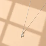 Collar de plata 925 con cadena fina y dije de letra inicial decorado con circonias brillantes.