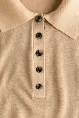 Remera polo de punto fino en mezcla de viscosa, con cuello clásico, tapeta de botones y mangas largas. Presenta puños y bajo con terminación acanalada.