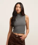 Musculosa de rib en color gris, con cuello alto, sin mangas y diseño ajustado.