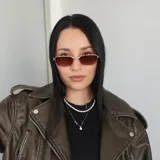 Lentes de sol con marco metálico negro de forma rectangular y cristales oscuros con protección UV400.