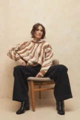 Sweater de punto con diseño de rayas tipo cebra en color azul, beige y bordó.