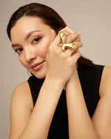 Anillo dorado con forma de mariposa abstracta.