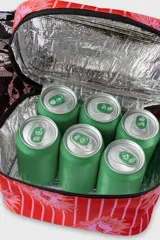 Cooler pequeña con estampado de rayas verticales rojas y flores rosas. Cuenta con manija jacquard en blanco y negro con el monograma Polonio, cierre invisible y interior sellado. Fabricada en poliéster reciclado y aislada con espuma PE laminada en aluminio.