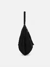 Bolso tipo hobo de gran tamaño, confeccionado en gamuza negra con detalles de costuras artesanales y tientos decorativos en los bordes. Cuenta con un asa trenzada con pespuntes a mano y cierre superior.