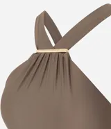 Malla enteriza marrón con escote halter cruzado y detalle metálico dorado en el frente.