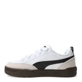 Championes urbanos Puma modelo Park Lifestyle OG, color blanco con detalles en negro y suela marrón. Presentan puntera reforzada en gamuza y el logo característico de la marca en el lateral.