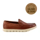 Zapato casual de cuero marrón con cordones y suela de goma color crema.