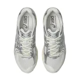 Championes Asics Gel-Kayano 14, color blanco con detalles plateados y suela con tecnología de amortiguación visible.