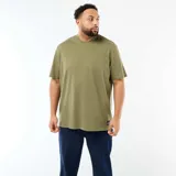 Remera de manga corta con cuello en V, confeccionada en tejido de punto color verde oliva. Presenta un corte clásico y una pequeña etiqueta decorativa en el ruedo inferior.